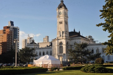 Dos días para que Alfonsín luzca junto a Perón y Evita, frente a la Catedral