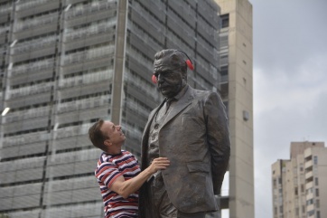 El porqué de las orejeras a la estatua de Raúl Alfonsín