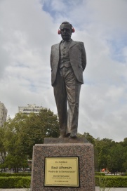 El porqué de las orejeras a la estatua de Raúl Alfonsín