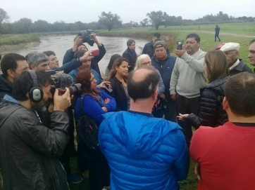 Con más de 400 personas aún evacuadas, Vidal recorrió obras hídricas