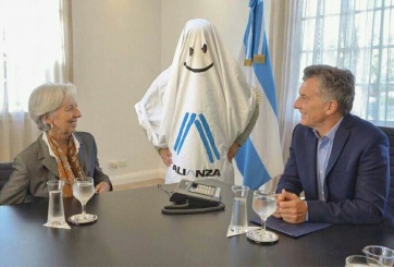 A todo meme: la chicana por la vuelta de Argentina al FMI en su punto máximo