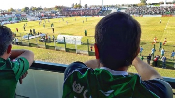 Se puso la camiseta y fue a alentar al Verde: al revés, intendente, al revés