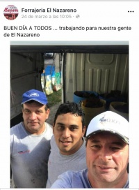 Un funcionario de los dos lados del mostrador