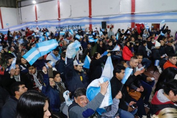 A diez días del mundial, intendente Pro mete foto con los campeones