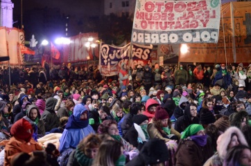 En una jornada histórica, la despenalización del aborto ganó en Diputados y espera por el Senado