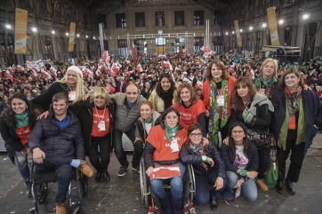 Pañuelos verdes y celestes en la convención de mujeres de la UCR