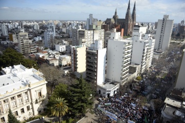 La masiva marcha docente por el centro de La Plata en fotos