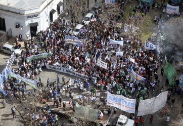 La masiva marcha docente por el centro de La Plata en fotos