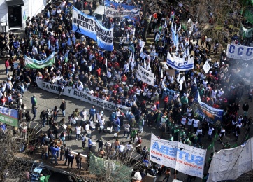 La masiva marcha docente por el centro de La Plata en fotos