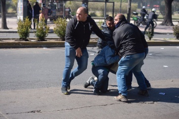 Astillero Río Santiago: los disturbios en La Plata en imágenes