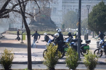 Astillero Río Santiago: los disturbios en La Plata en imágenes