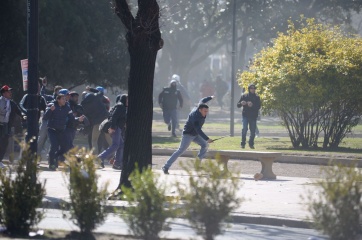 Astillero Río Santiago: los disturbios en La Plata en imágenes