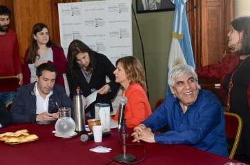 Moyano posó junto a los K de la Legislatura y pidió por la unidad peronista