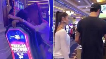 Eva de Dominici a los besos con un hombre en Las Vegas