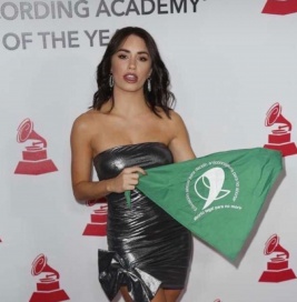 Lali Espósito lució un pañuelo verde y sorprendió en los Premios Latin Grammy