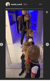 Francesca e Isabella Icardi modelan y posan frente al espejo