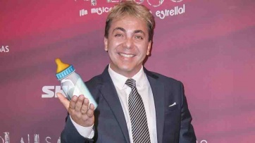 Cristian Castro contó que toma mamadera antes de dormir y en Twitter no lo perdonaron