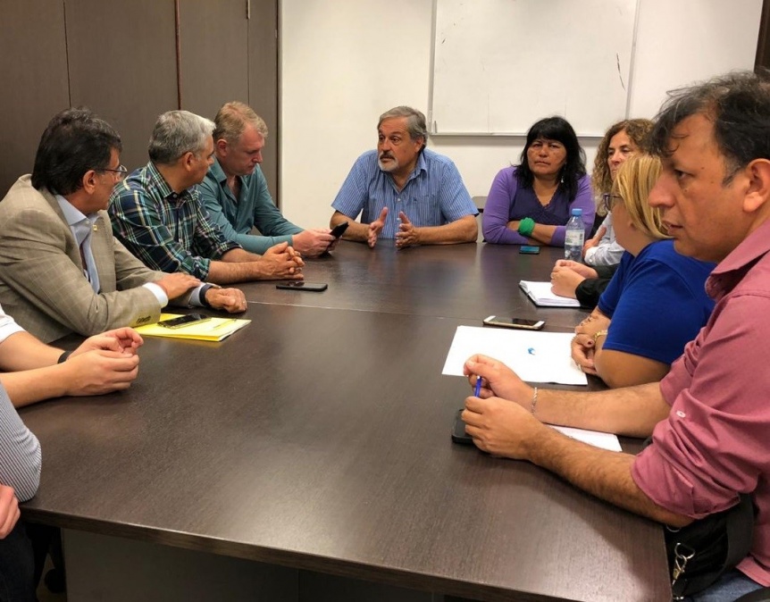Rosca y gestión: el FR saca provecho del conflicto y se muestra con docentes