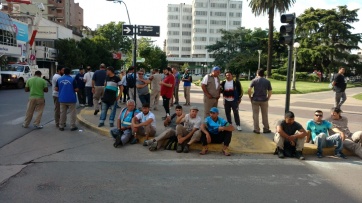 Singular protesta frente al municipio de Junín: brindis de 