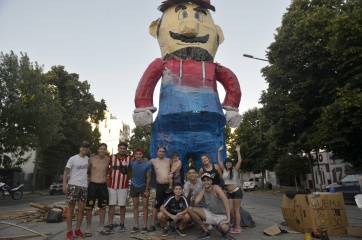 Del temporal a la alegría: todas las fotos de la gran fiesta de los Muñecos en la capital provincial