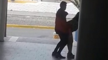 Dos amantes fueron sorprendidos teniendo sexo en plena calle