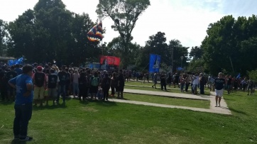 El calor de la militancia le puso color al Congreso peronista