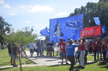 El calor de la militancia le puso color al Congreso peronista