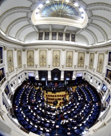 Besos, abrazos, desmayos y un micrófono indiscreto en la previa de la Apertura de Sesiones